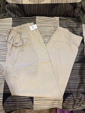 NWT Beverly Hills Uniforms Cargo Scrub Pants Style #1836 Khaki Tan Sz Unisex M